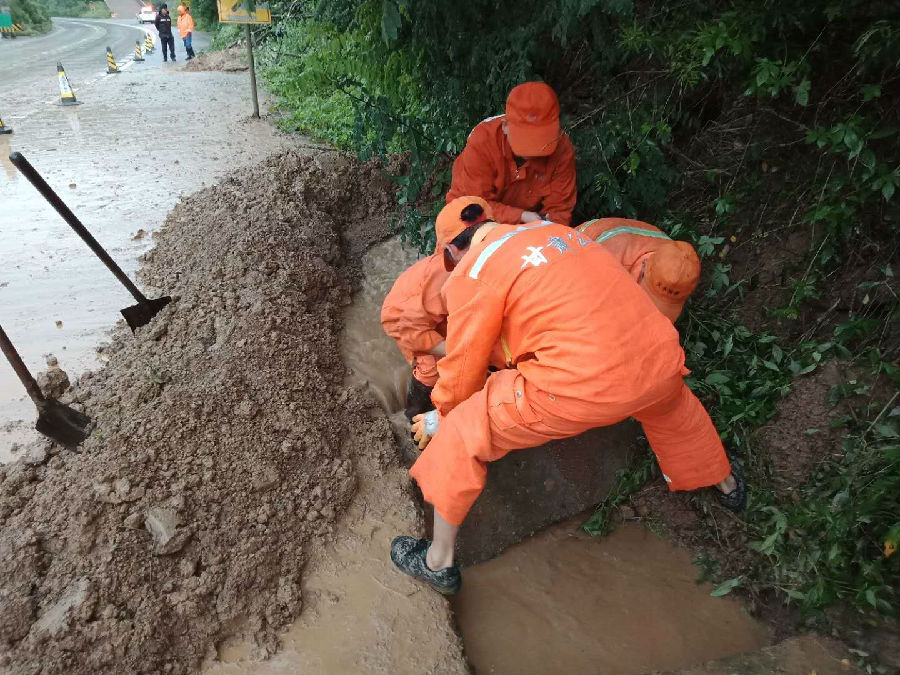 7月10日夜至11日 水毁抢险 (7).jpg