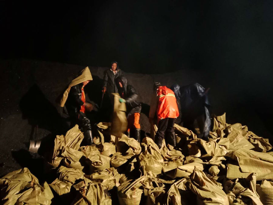 7月10日夜至11日 水毁抢险 (4).jpg