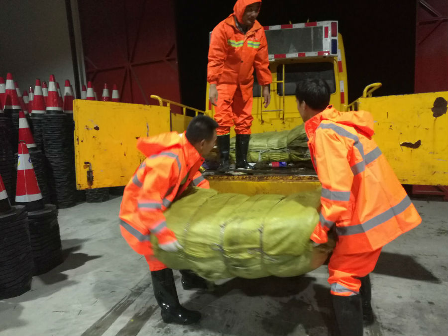 7月10日夜至11日 水毁抢险 (1).jpg