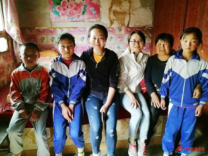 03 家访团队与松树镇阳光希望小学学子一家合照 黄钰立摄.jpg