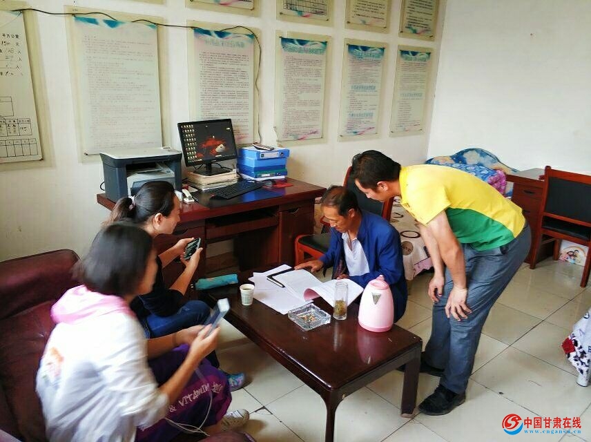 02 南京财经大学公共管理学院教师代表与文寨村家长沟通 俞中天摄.jpg