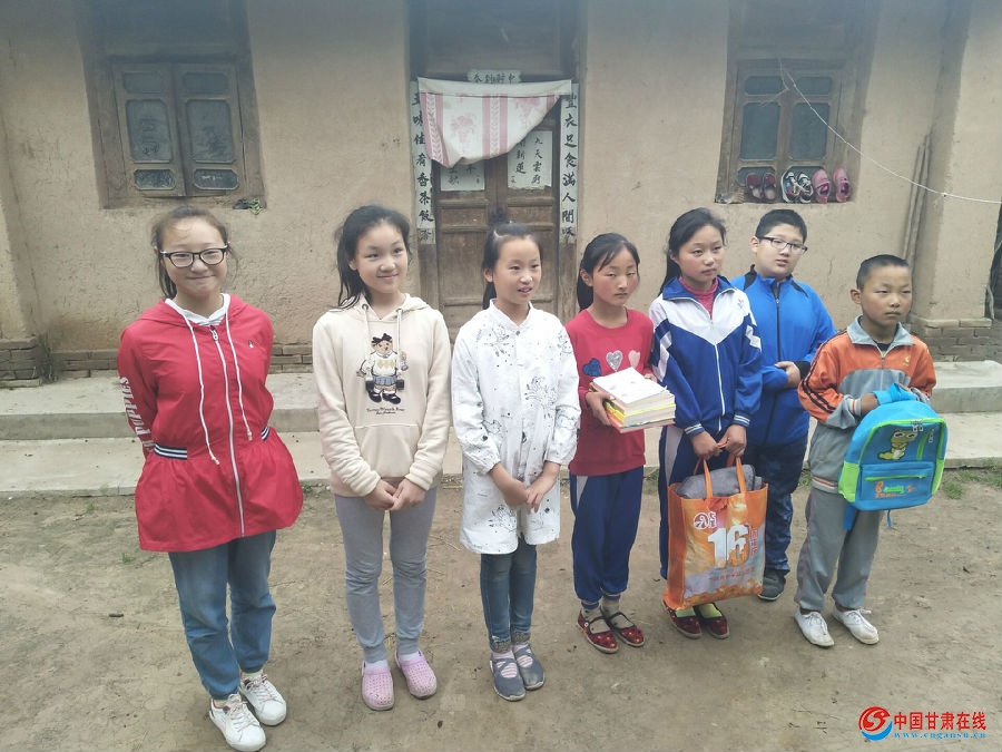 01 南京各小学学生代表为松树镇阳光希望小学送学习用品 云悻摄.jpg