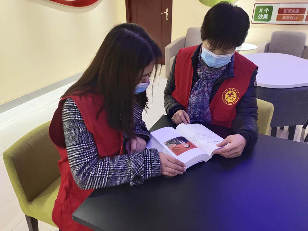 0a173132e4321ac0c7e4566accd84685.jpg 组织党员志愿者学习《习近平谈治国理论》第三卷照片4.jpg