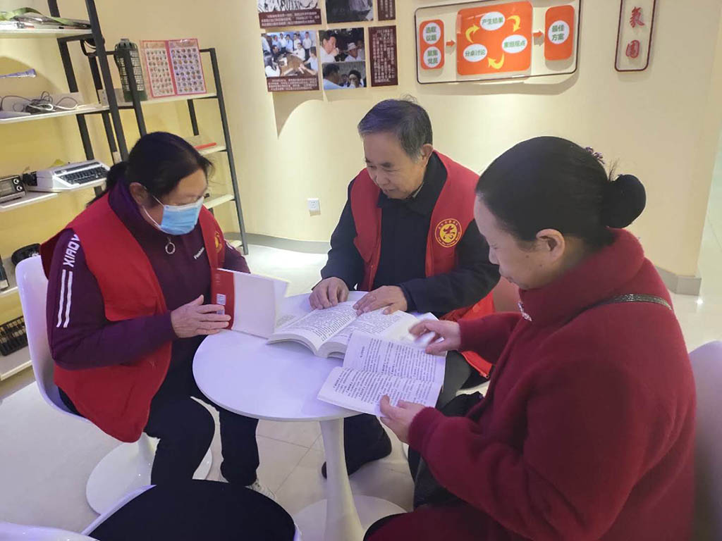 499936c56a686eb52397cb4f5dd1eb9c.jpg 组织党员志愿者学习《习近平谈治国理论》第三卷照片2.jpg