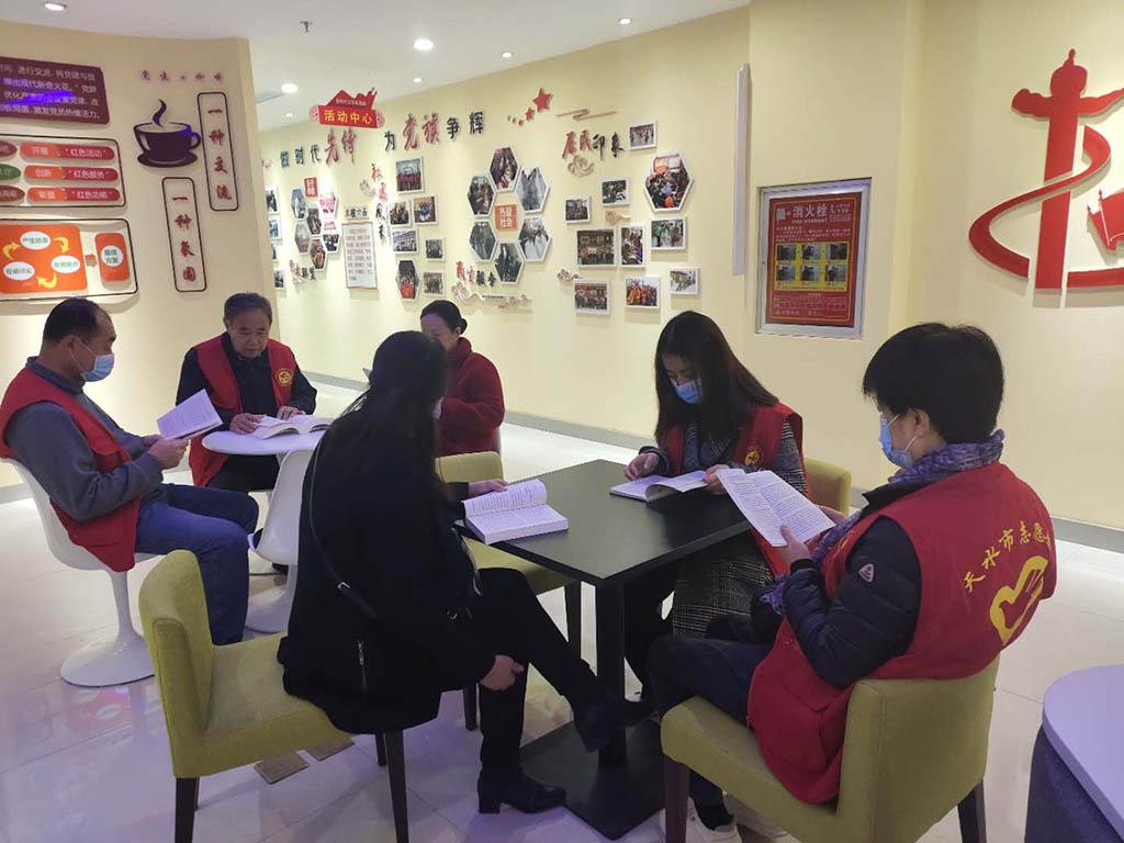 fb226ae9e6c9c7fe7c7f76f9a2a51d5b.jpg 组织党员志愿者学习《习近平谈治国理论》第三卷照片1.jpg