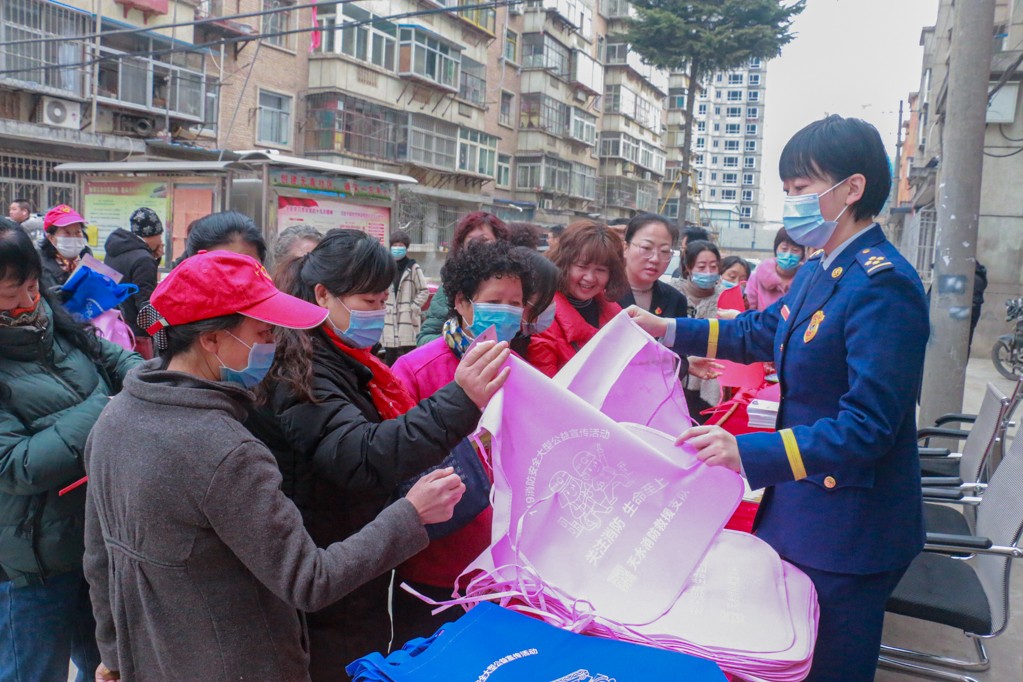 11e1dfb59ea91c16305140fc3ae107cd.jpg “传承雷锋精神,不负时代重托”——天水支队开展学雷锋实践活动 (5).jpg