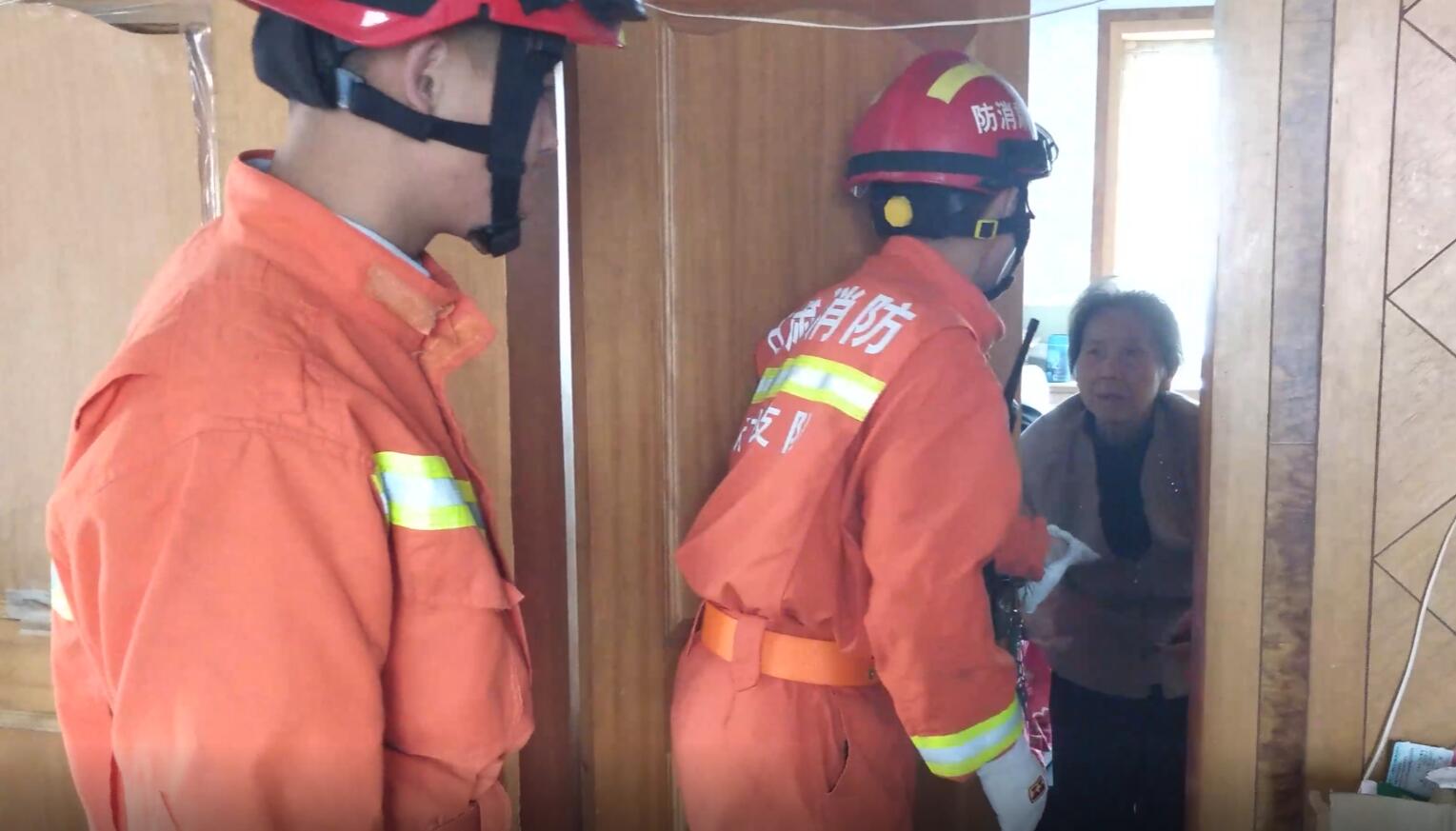 4475ff977e90d6e65b11c8c2ac9a5c1d.jpg <a href=http://www.cngansu.cn/news/ target=_blank class=infotextkey>甘肃</a>天水:老人被困室内,锁匠无计可施,消防破门救助! (3).jpg