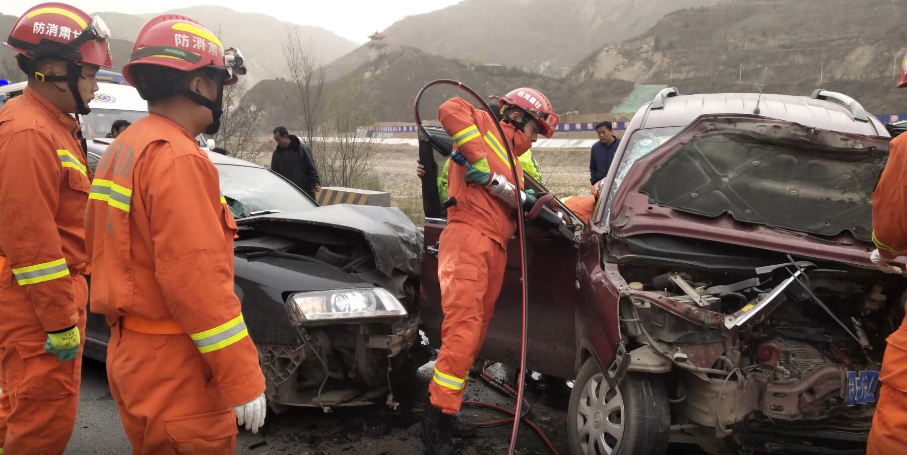 56ec5c680af41da7ebaa96f9341e5782.jpg <a href=http://www.cngansu.cn/news/ target=_blank class=infotextkey>甘肃</a>天水:两车相撞两人被困 天水消防紧急救援 (3).jpg