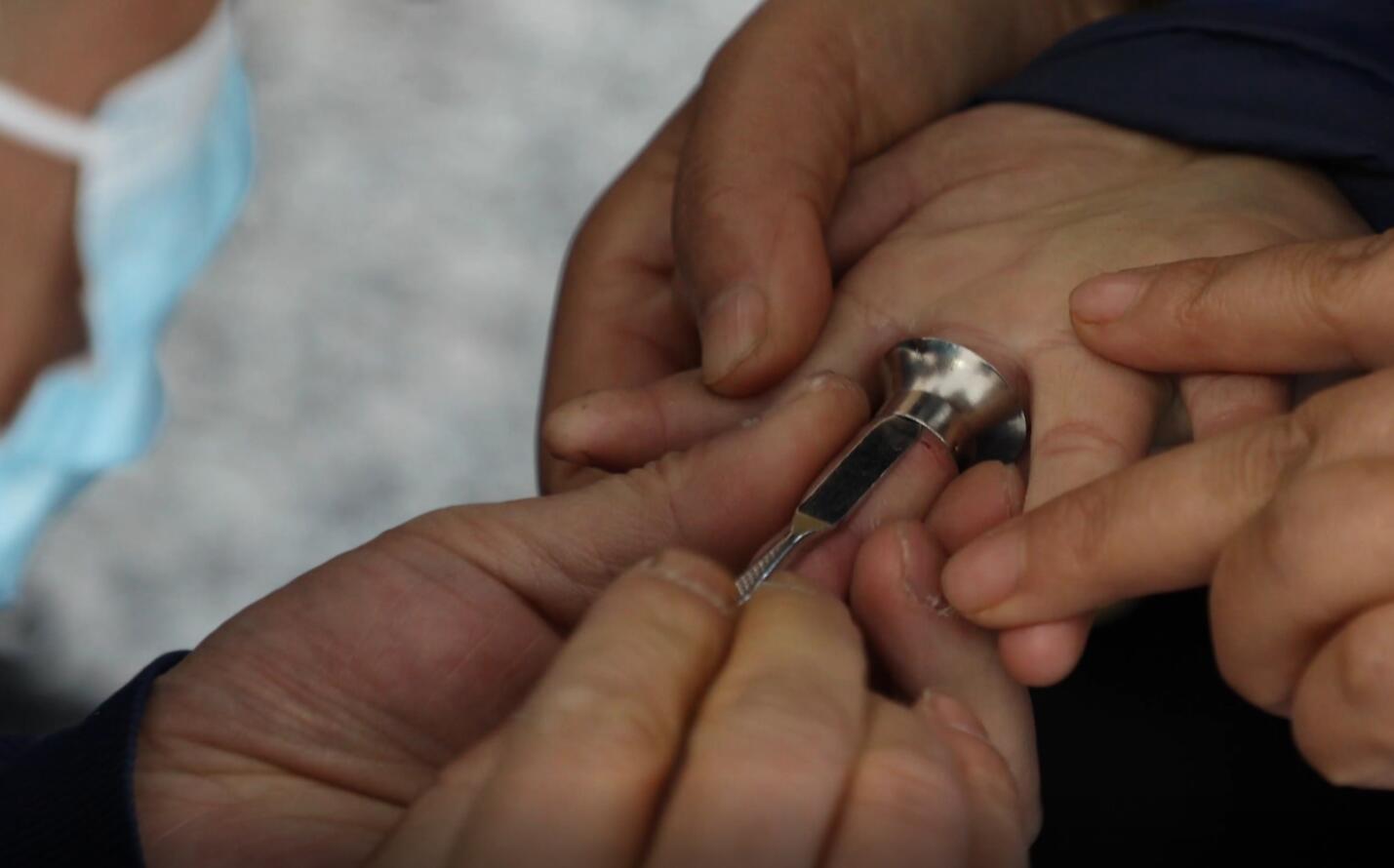 cf7c27444ac3fa1aac21c09ab67b5b11.jpg 【标题】<a href=http://www.cngansu.cn/news/ target=_blank class=infotextkey>甘肃</a>天水:顽童“戒指”卡指消防“巧手”摘取 (2).jpg