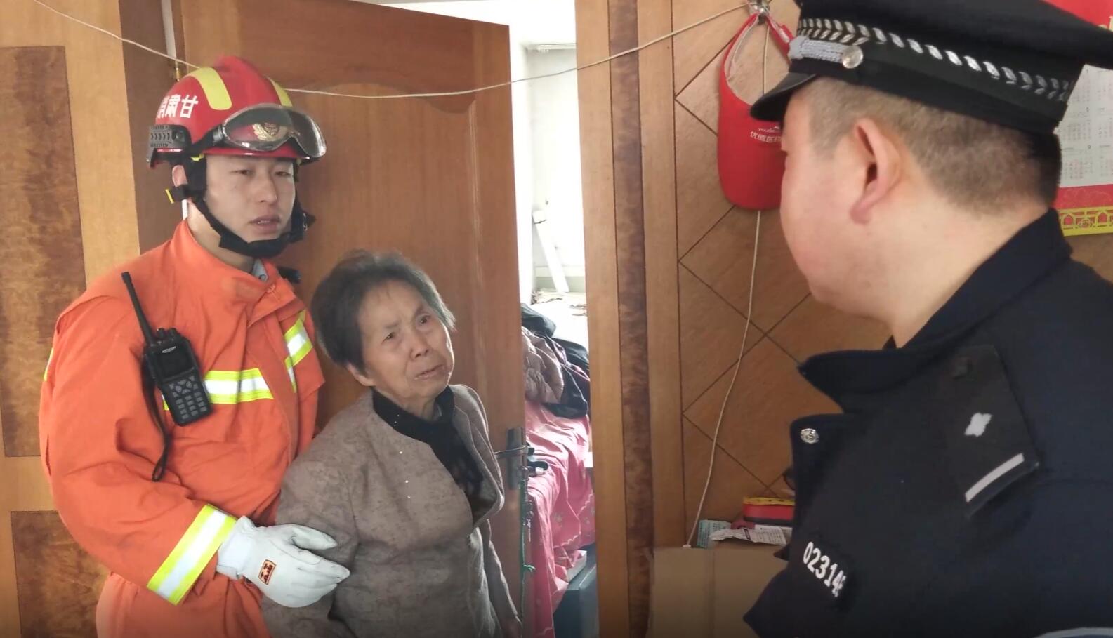 daf08e703c0b1bf31c8f058e18bba6b1.jpg <a href=http://www.cngansu.cn/news/ target=_blank class=infotextkey>甘肃</a>天水:老人被困室内,锁匠无计可施,消防破门救助! (1).jpg
