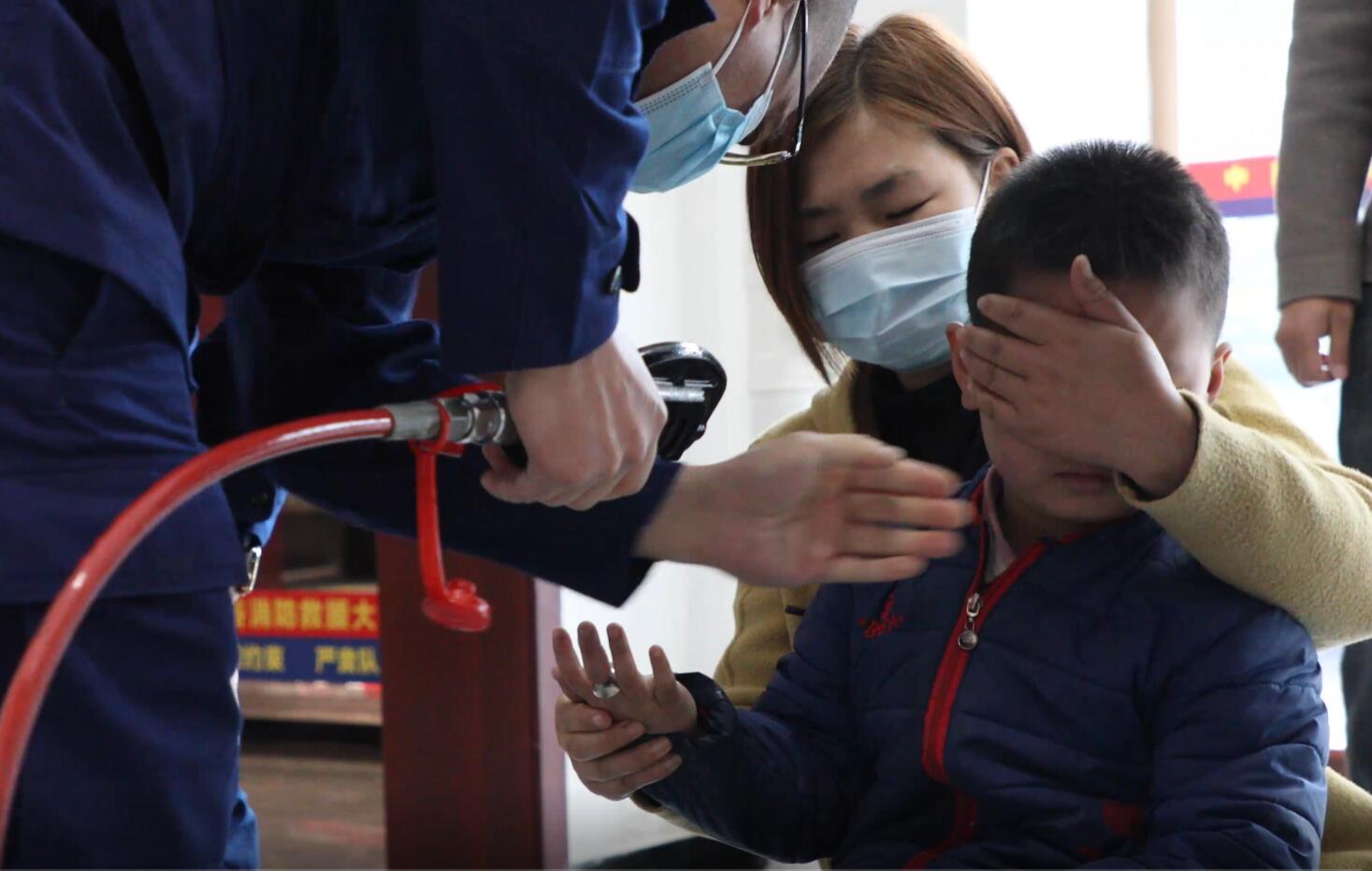 f590ee795aff25e7f7e3a6f35a76cac0.jpg 【标题】<a href=http://www.cngansu.cn/news/ target=_blank class=infotextkey>甘肃</a>天水:顽童“戒指”卡指消防“巧手”摘取 (1).jpg