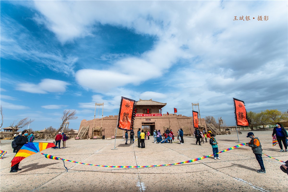 阳春三月：阳关景区举办放风筝比赛